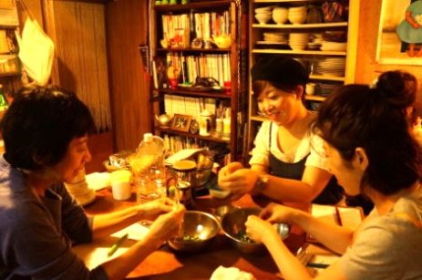 お料理教室＠上野毛　みんなで枝豆の薄皮むきを。photo by 愛ちゃん