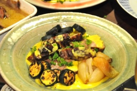 @松庵文庫。スモーク豚のグリルと夏野菜をたっぷり、とうもろこしのソースで。お肉が隠れちゃいました。photo by 石黒さん
