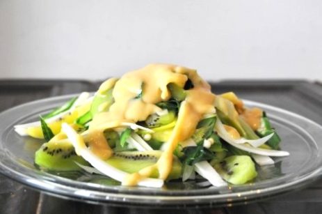 5月のお料理教室@fogはサラダ3連発でした。これは、山菜（ウドとうるい）とオクラとキウイ（2種）のサラダです。白味噌仕立てのソースで。pphoto by 石黒さん