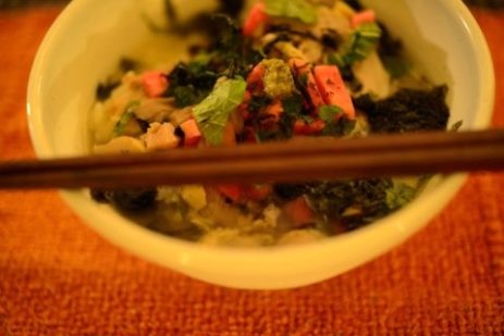 鶏茶漬。美味しい生ワサビと紅芯大根と素焼き海苔と。お茶じゃなくて、鶏のスープだった。。photo by GABOMI