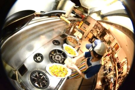 第６回笑う竹花席、ディクショナリー倶楽部の厨房を魚眼レンズで撮ってもらったら、宇宙船内みたいな？photo by 石黒美穂子さん