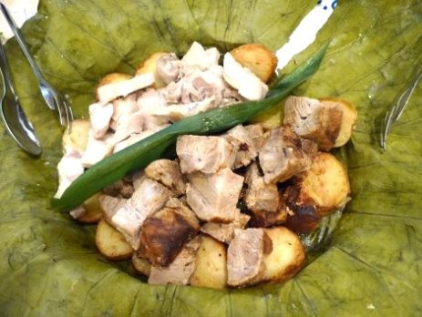 8色のソースで食べてもらった「スモーク豚と鶏ももと新じゃがの蓮の葉蒸し photo byじぶん