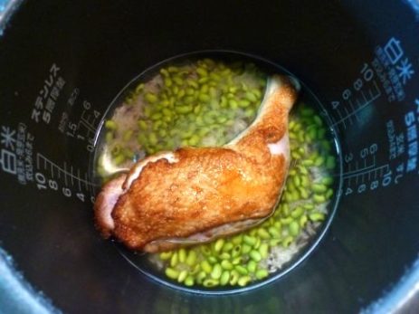 鶏ごはん 1時間後にはハーブ系ざくざく混ぜた鶏ごはんに。鶏もカットして。photo by いっちゃん