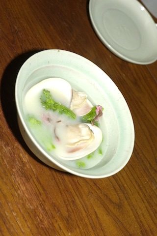 ハマグリと桜のスープ　ハマグリと菜の花と桜の花のスープ photo by 高橋恭司さん