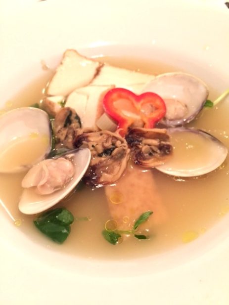 タイの市場で見つけた乾燥ムール貝とハマグリのスープ 。タイの市場で見つけた干しムール貝を使いたくて作ったスープ。他も生のハマグリや厚揚げ。photo by なおちん