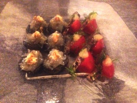 フェイク寿司、と呼んでるジャンル。シャリは使わず野菜と魚貝の組み合わせです。photo by カワベちゃん