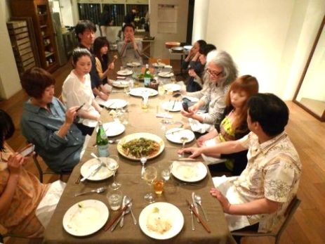 初体面どうしでもにぎやかな食卓。photo by 藤本さん　5月19日