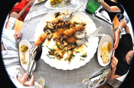 お料理教室「メカ豚とキノコの生姜焼き」壮大な試食中 photo by 石黒さん