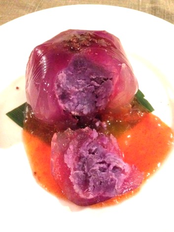 紫芋の寒天、柿のソース。スプーンでほじったところ、撮ってくれたんですね。photo by のぐちさん