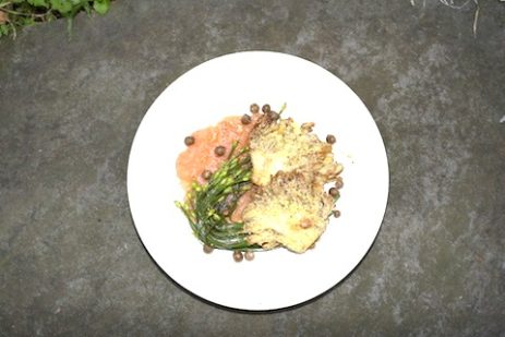 舞茸のステーキ。紅玉のソース。花にらとムカゴ添えphoto by 恭司さん