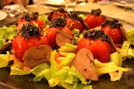 Wトマトのサラダ。見えにくいけど下にトマトのムース。鶏レバーのスモークと。photo by 千秋さん