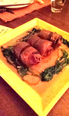 豚肉と栗と切干大根のうず巻、大根菜のソテー。添え半分に切り分けるとまんまるい栗が！photo by ナッシー