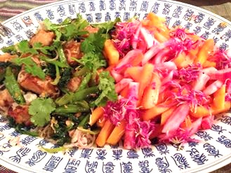 柿と赤かぶ、小松菜と鶏のヘシコ炒め photo by のぐちさん