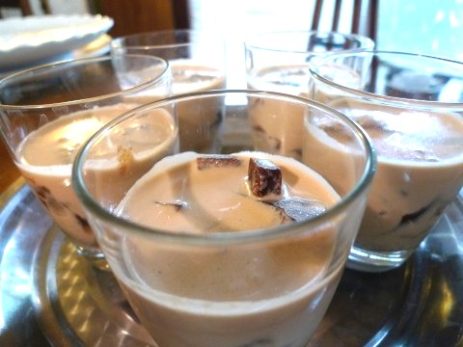 マサラチョコ生麩 アーモンド風味のアイスマサラティーに焼いたチョコレート生麩のふわっもちっ感です。photo by おら